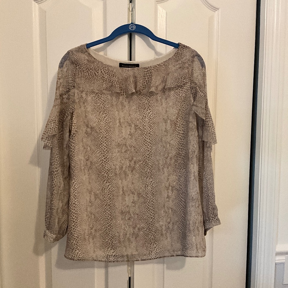 Banana republic, gorgeous, neutral color size small blouse